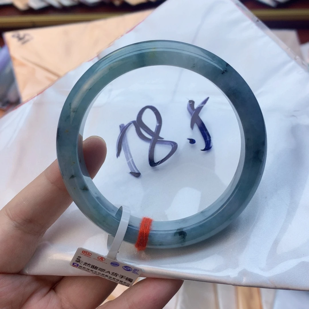 翡翠手镯未镶嵌翡翠手镯