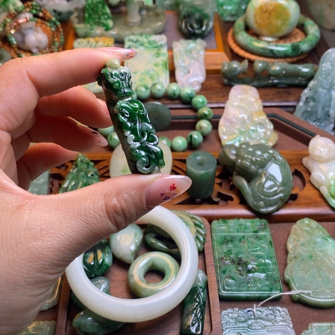 翡翠挂件未镶嵌蔚*