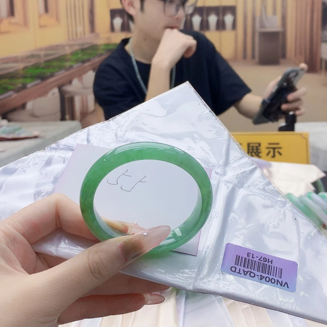 翡翠手镯未镶嵌gigughjhbhjjjjn