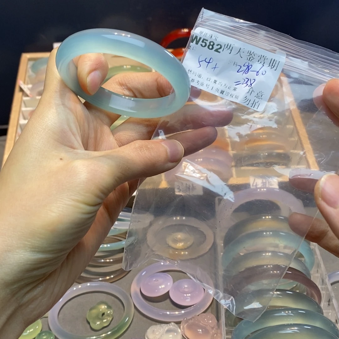 只***乐玛瑙/玉髓未镶嵌手镯