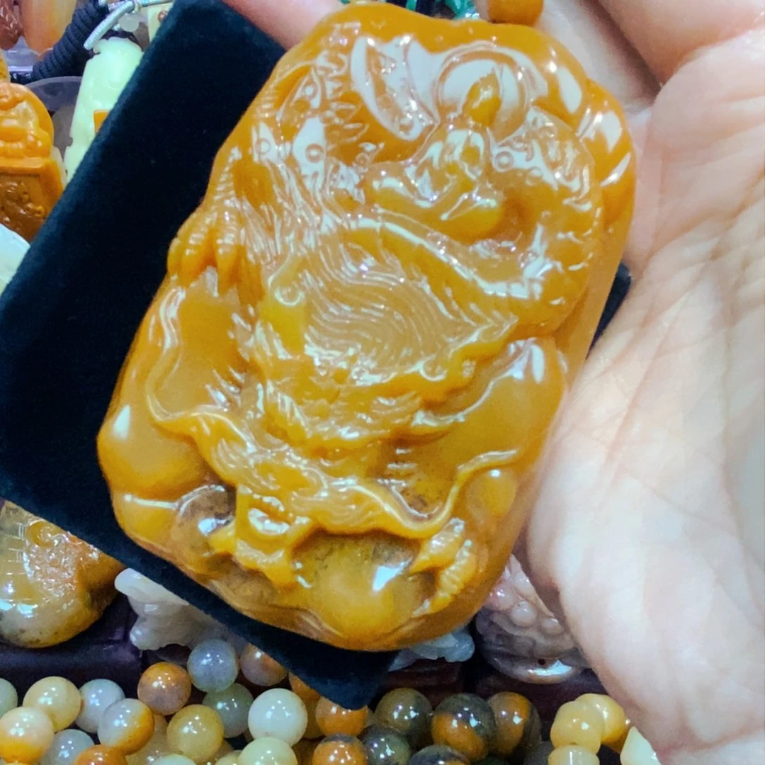 未镶嵌石英质玉（黄龙玉）颈饰