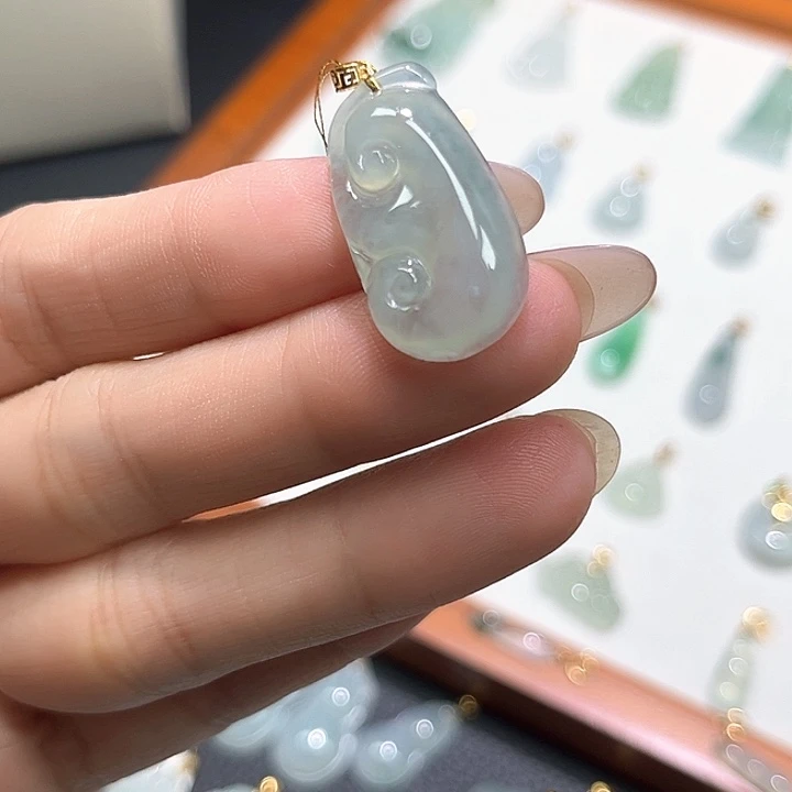 颈饰18K金镶嵌翡翠