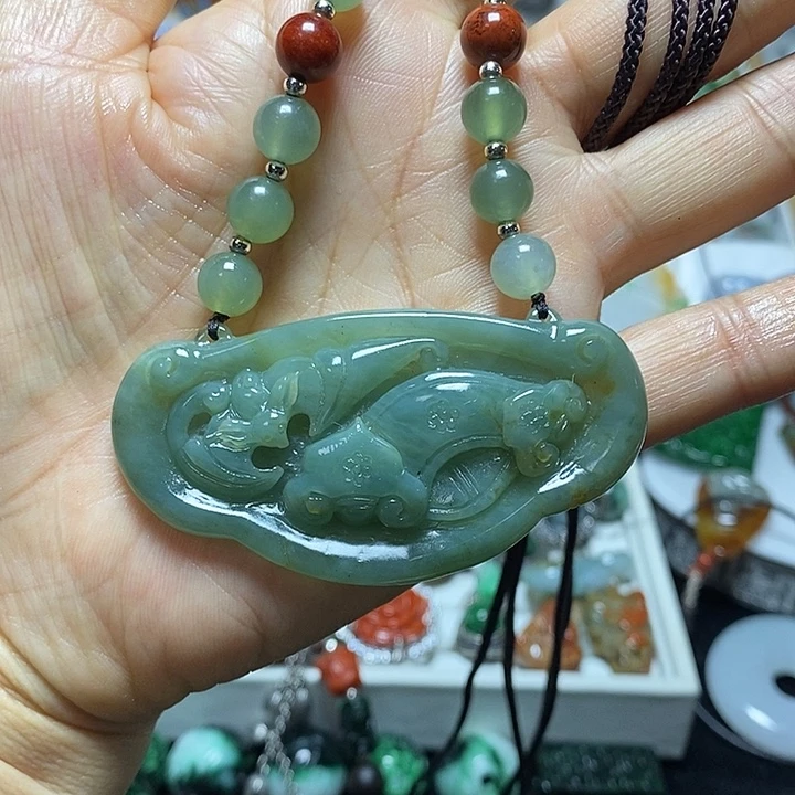 翡翠未镶嵌吊坠(赠链)