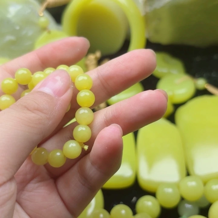 ****儿布新疆黄玉手串卡8