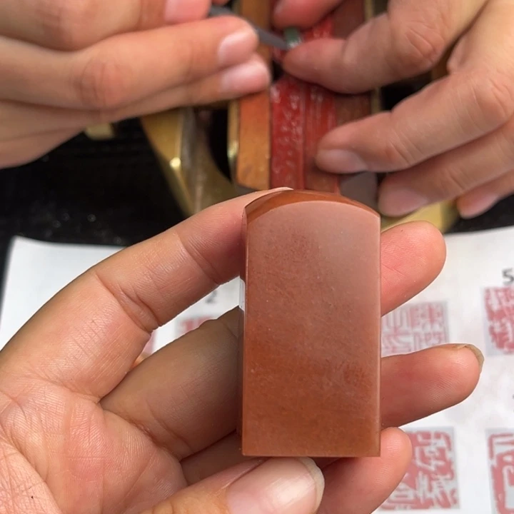 云***衫巴林石印石现场纯手工制作
