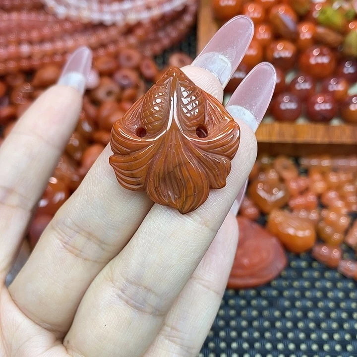 南红玛瑙未镶嵌颈饰金鱼