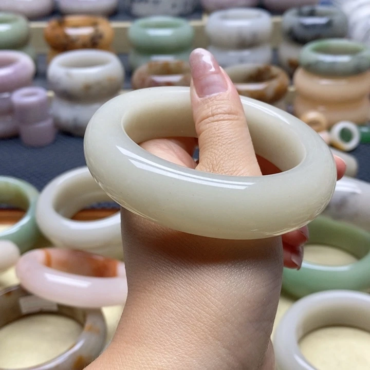 乐***寰未镶嵌手镯石英岩玉