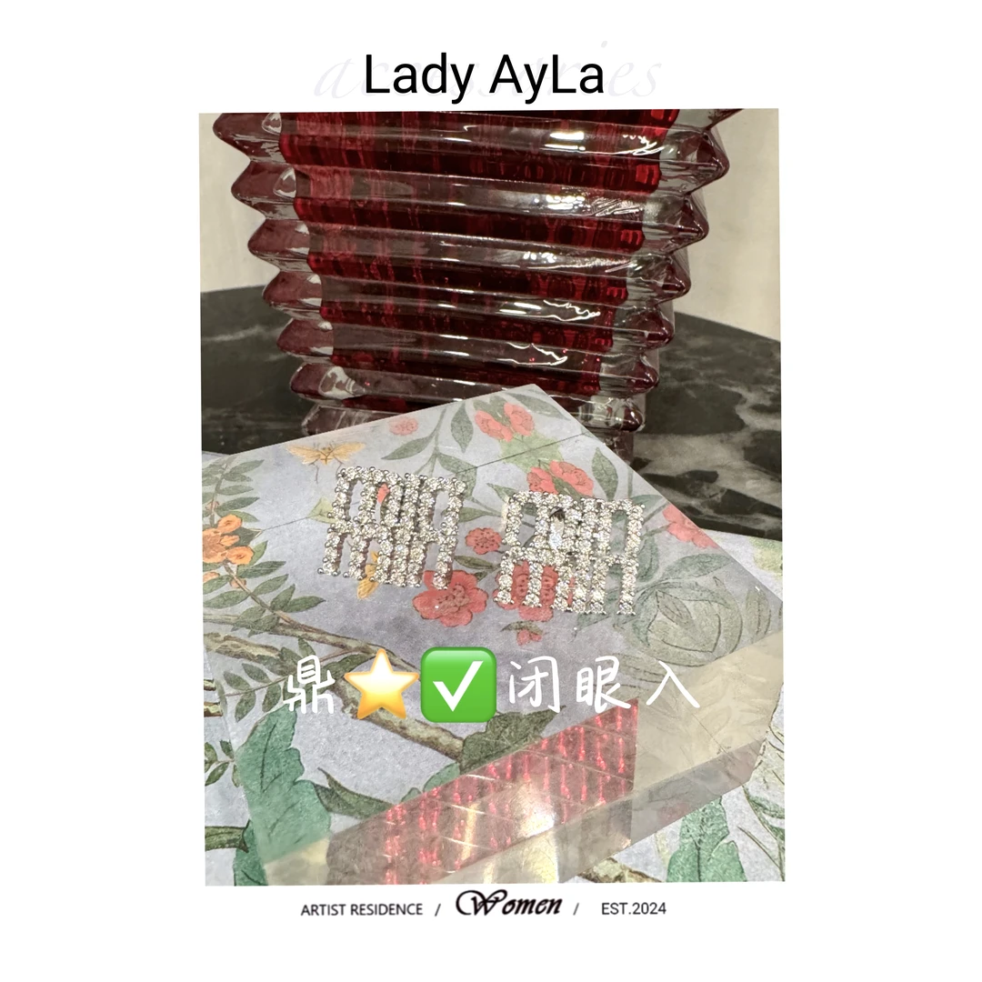 铜合金合成锆石耳饰 24 字母M方形满镶轻奢时尚耳钉AL6018