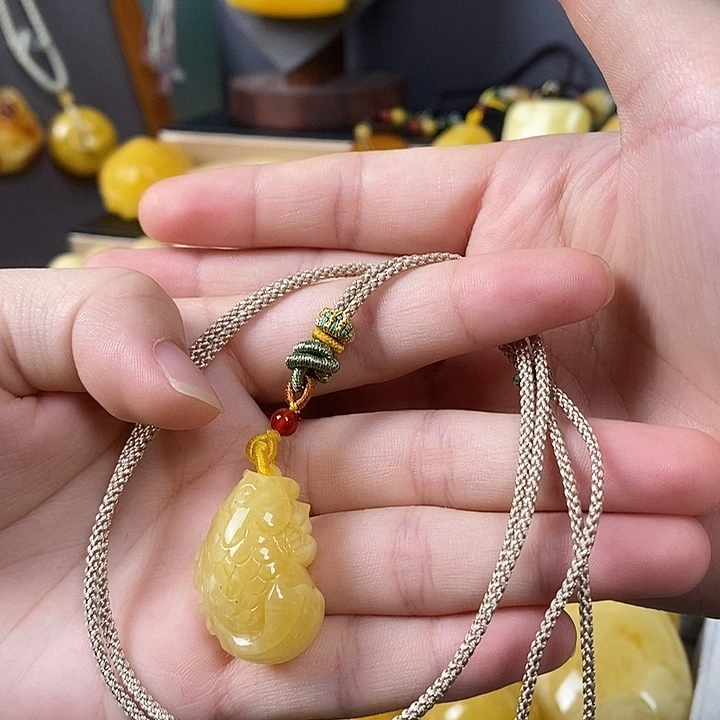 琥珀未镶嵌裸石鱼吊坠