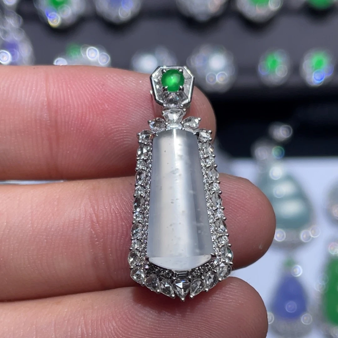 翡翠18K金镶嵌颈饰