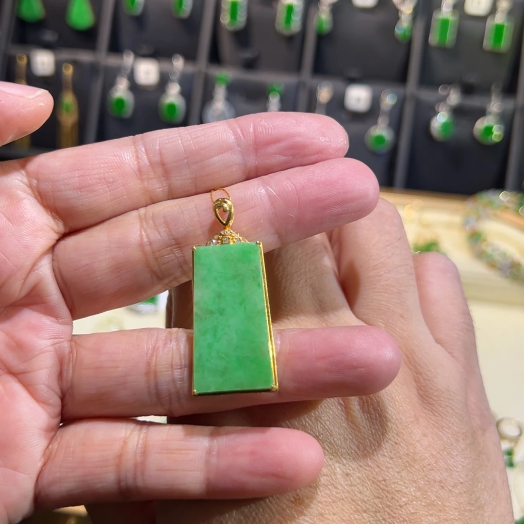 18K金镶嵌翡翠耳饰吊坠