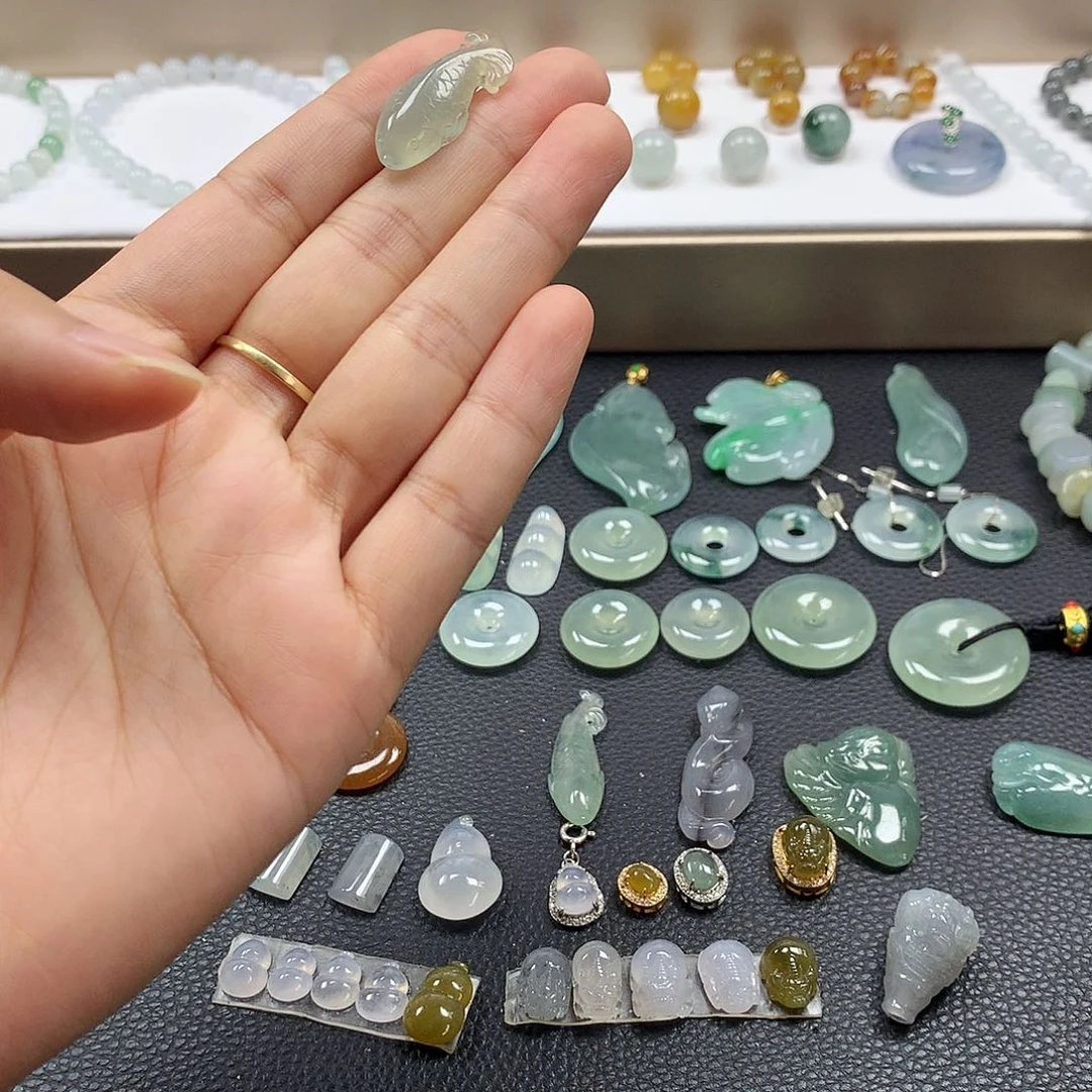 翡翠未镶嵌颈饰鱼