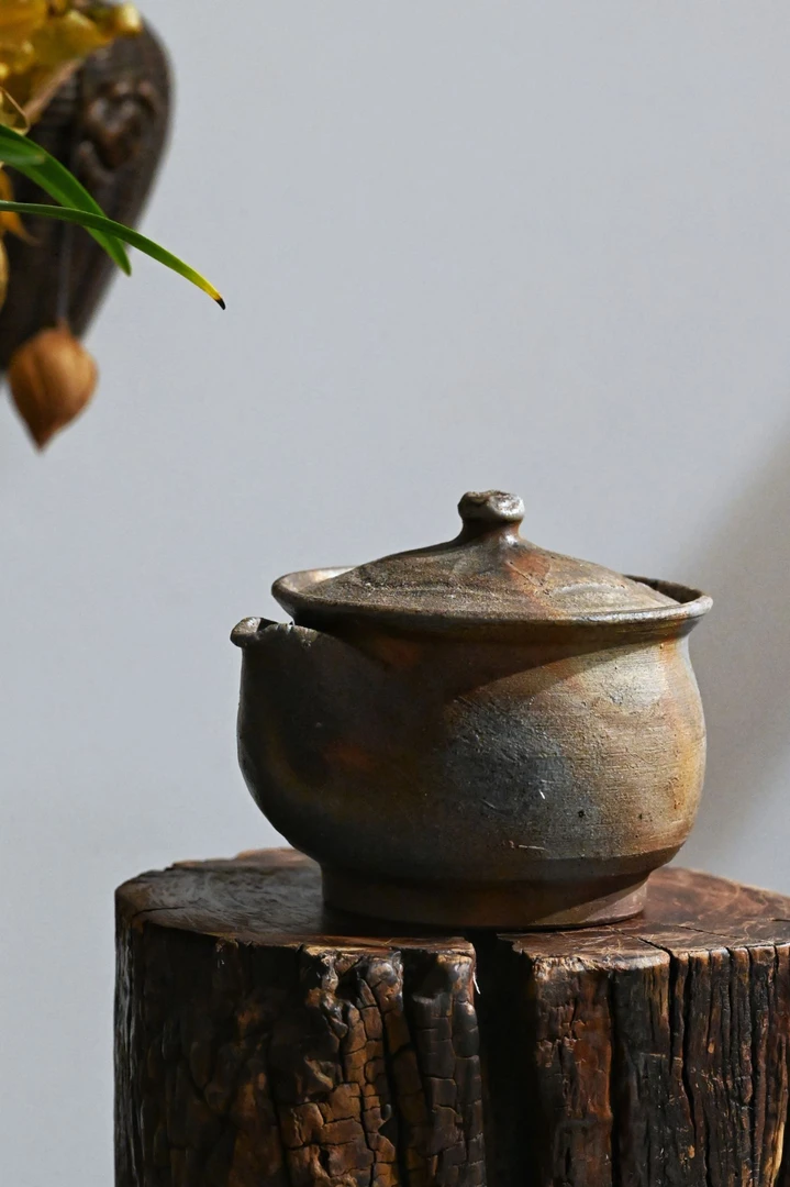 柴烧茶具粗陶备前烧老宝瓶福利价一只。嘴衔接处石爆，爆开，福利价