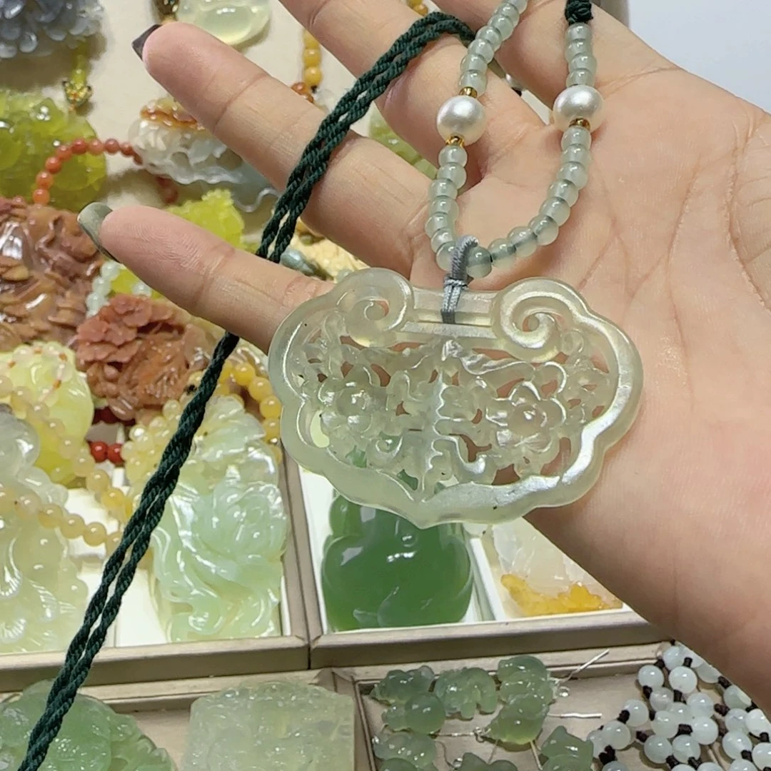 未镶嵌蛇纹石玉吊坠