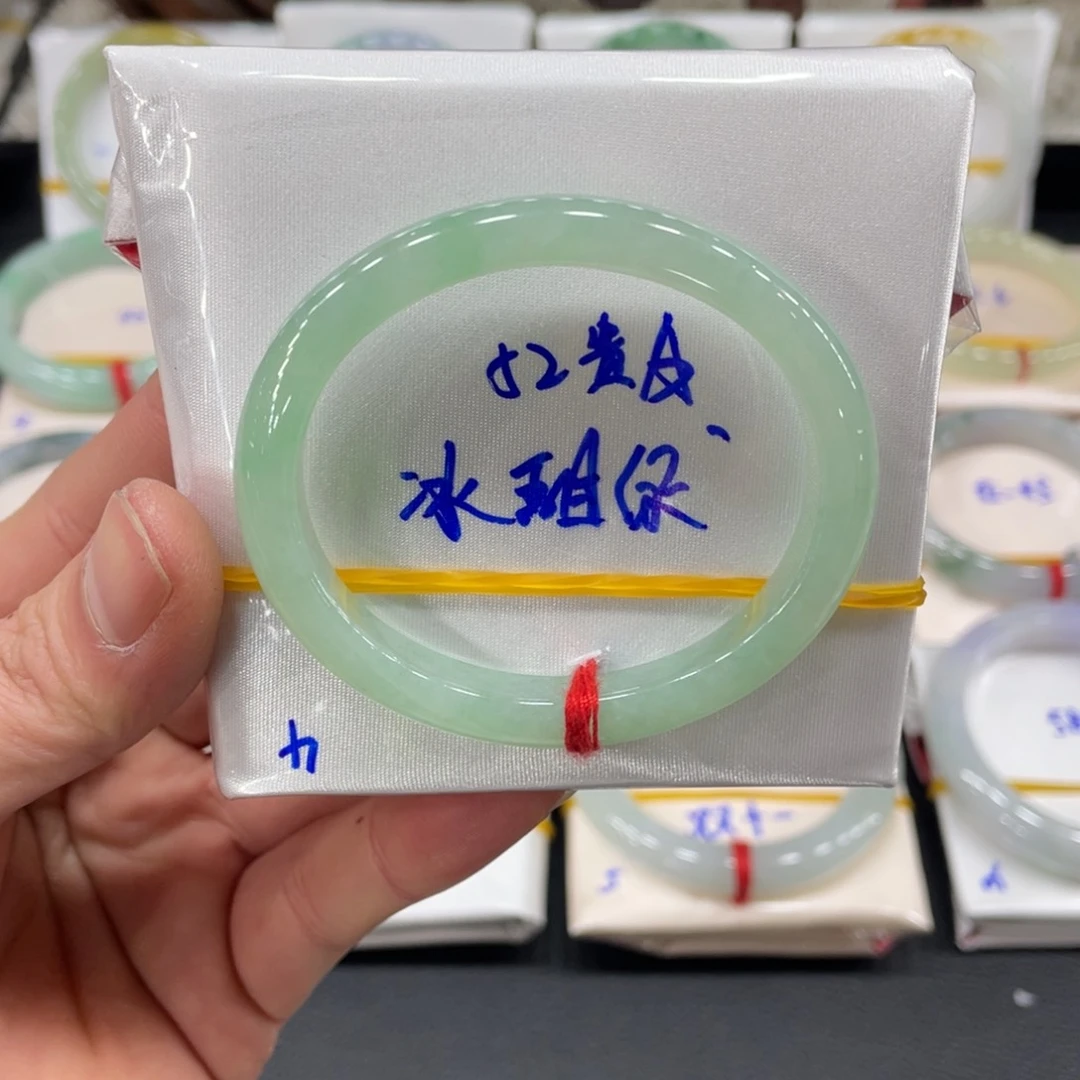 翡翠手镯未镶嵌翡翠