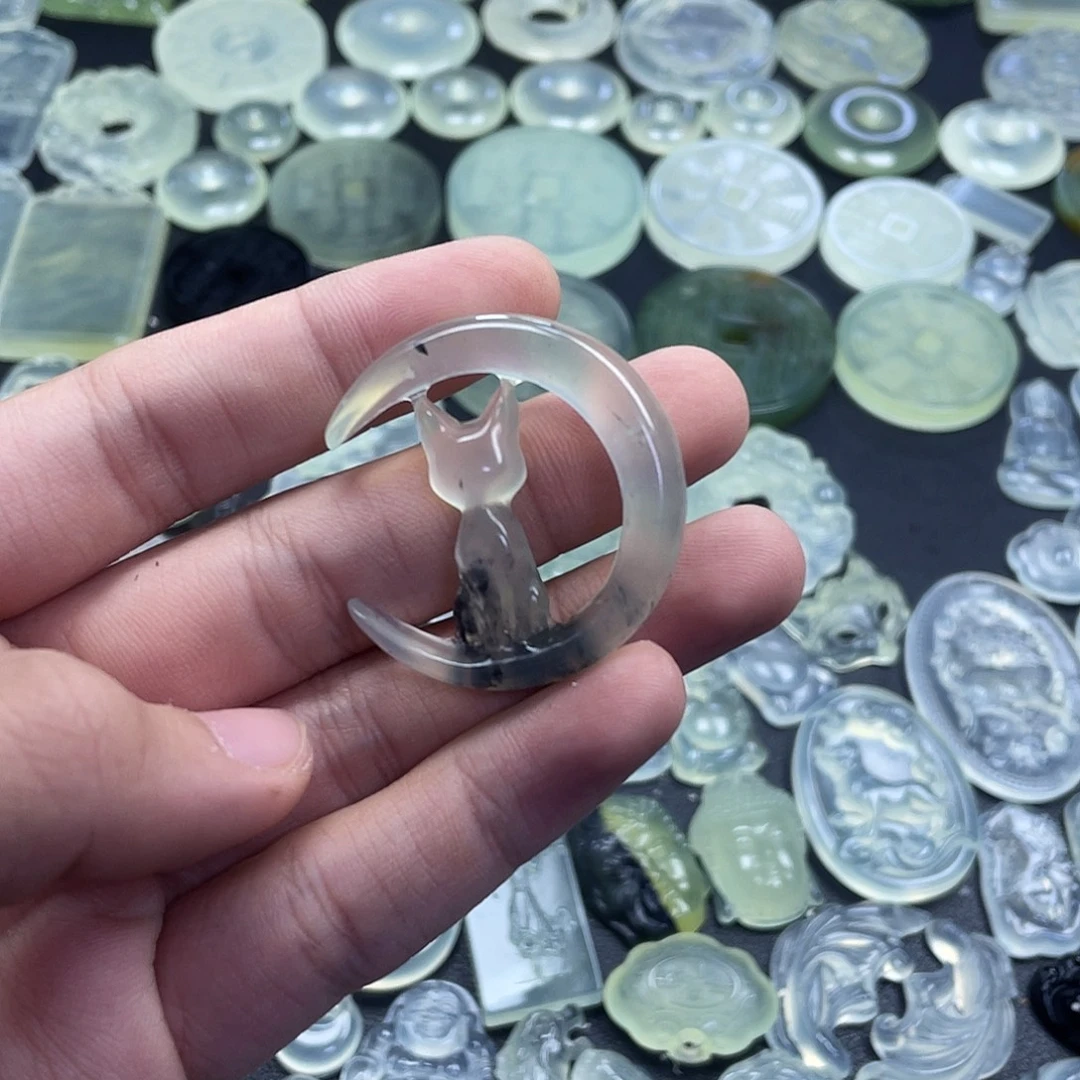 岫玉未镶嵌颈饰月亮猫