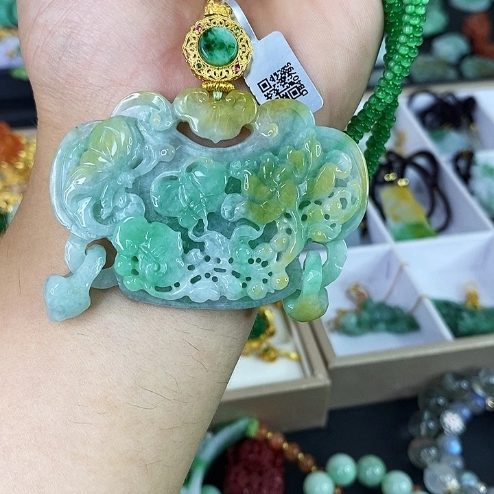 翡翠未镶嵌颈饰吊坠