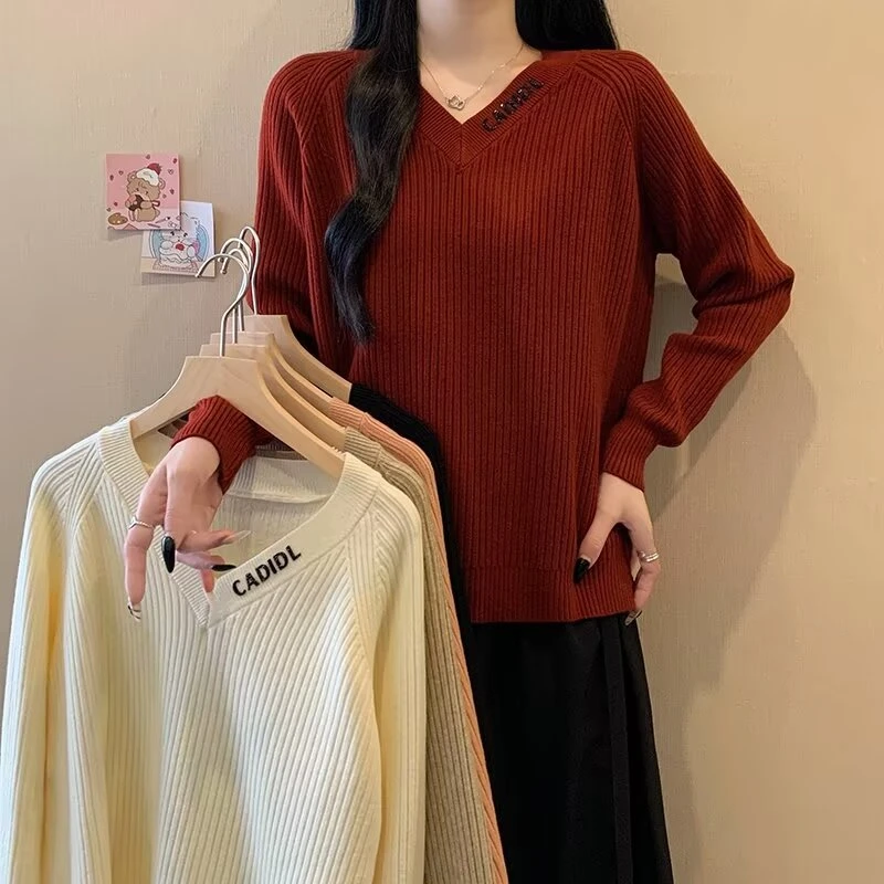 大码胖mm减龄显瘦设计感字母亮片V领针织衫秋冬新款宽松藏肉毛衣