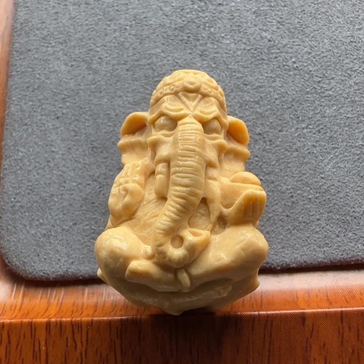大***哥颈饰未镶嵌石英质玉（缅黄）