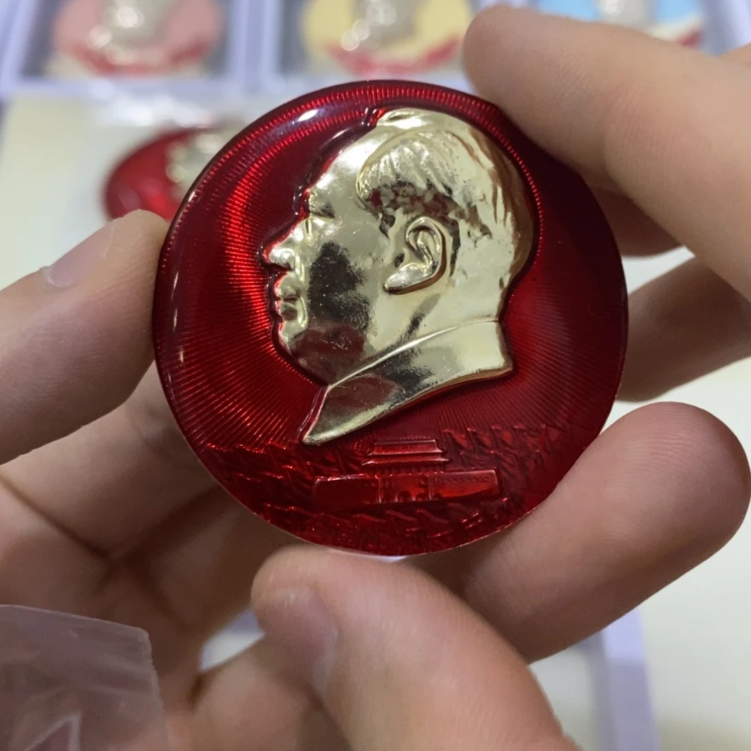 铝精品红色纪念章一枚