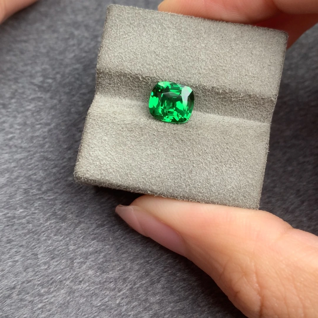 未镶嵌2.1ct卡扎尼绿石榴石（沙弗莱）