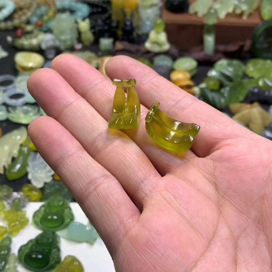 岫玉未镶嵌颈饰香蕉