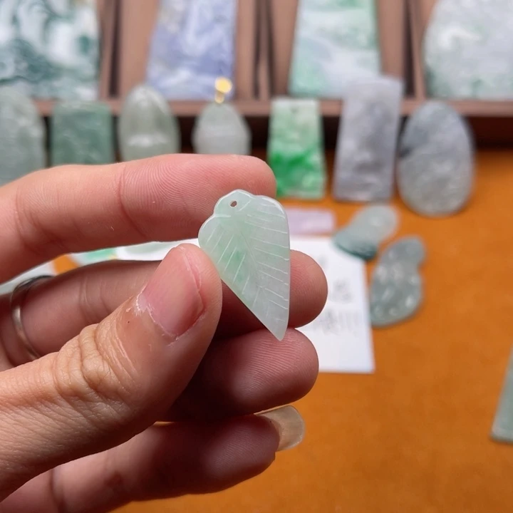 翡翠颈饰未镶嵌叶子