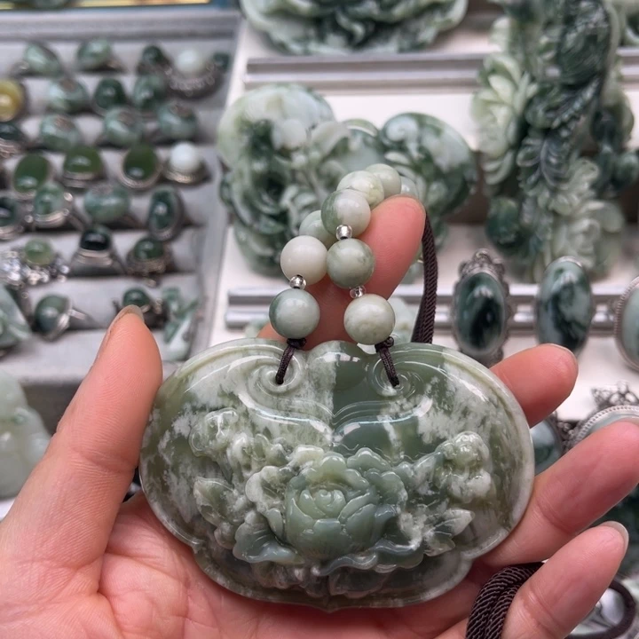 透闪石-蛇纹石玉颈饰未镶嵌