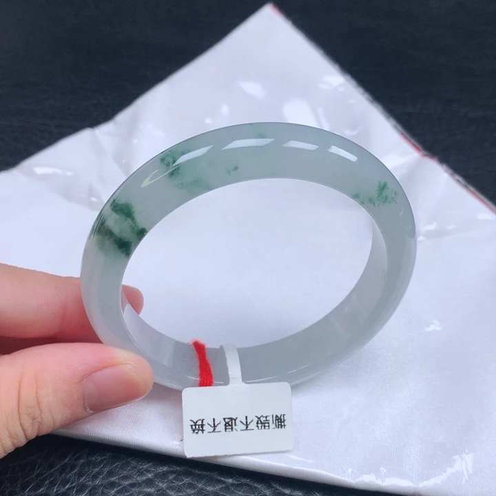 翡翠手镯未镶嵌。
