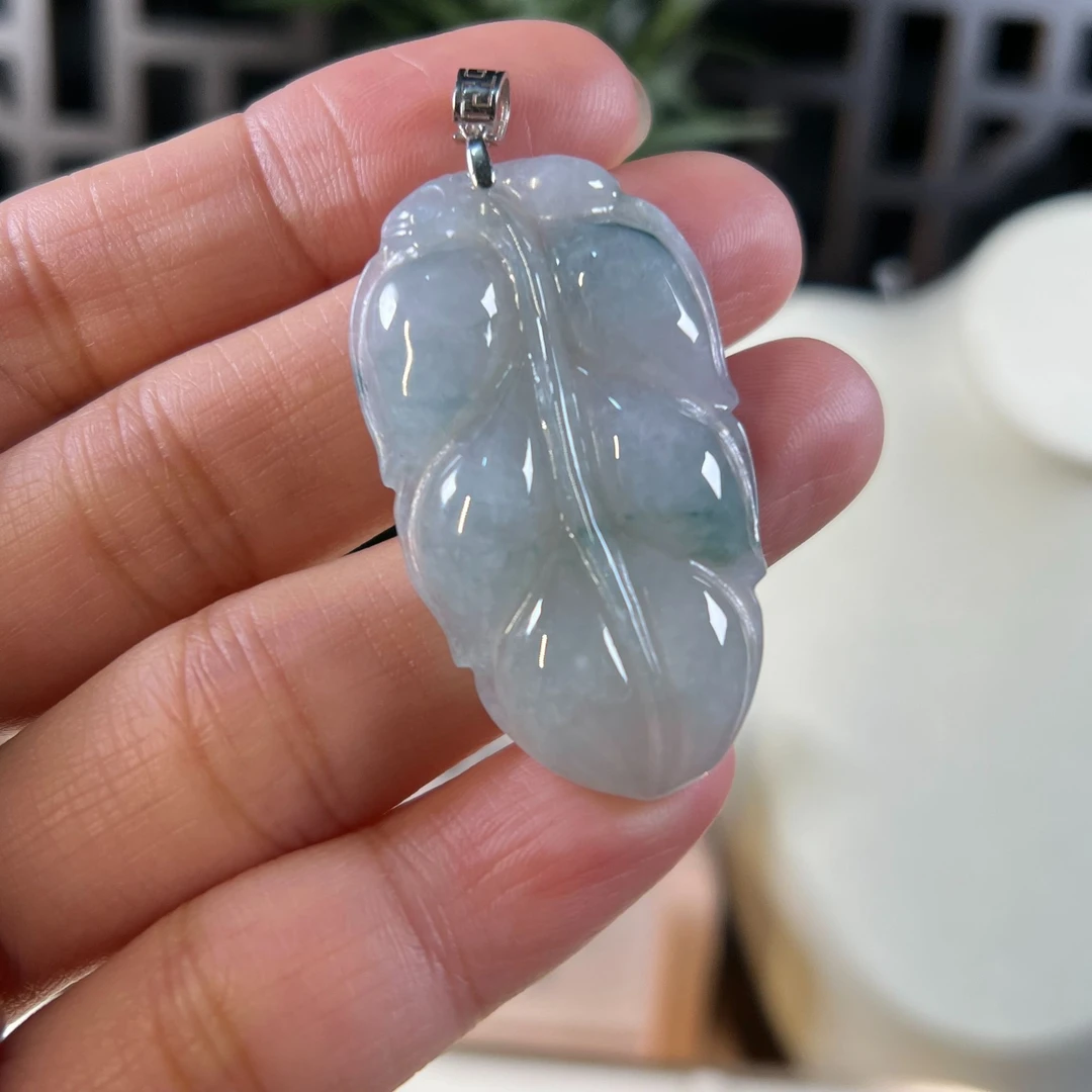 缅甸翡翠A货18K飘花叶子精美百搭时尚简约镶嵌冰透灵动俏色坠链