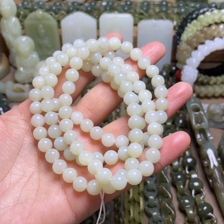 芸***蕊和田玉未镶嵌颈饰