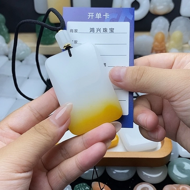 石英质玉未镶嵌颈饰G****?