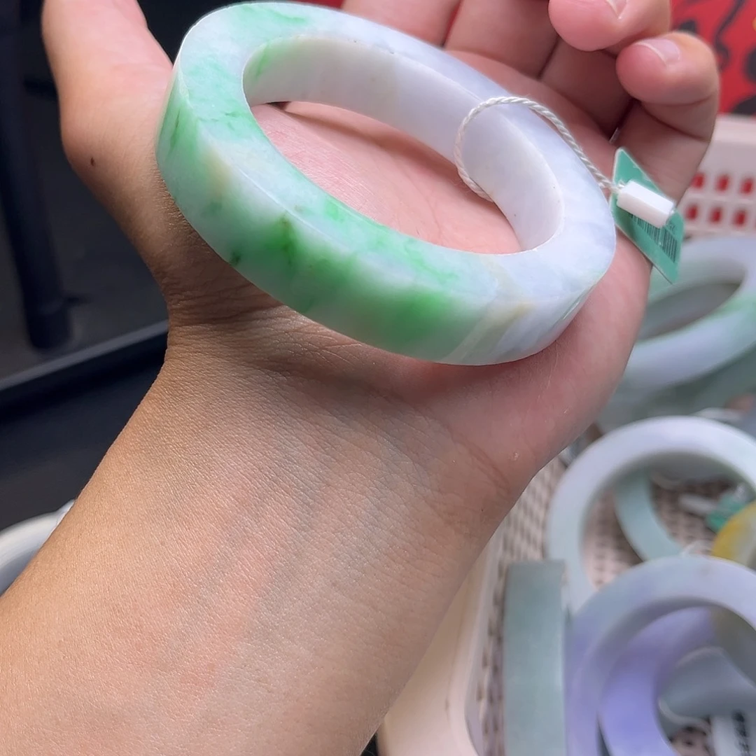 定制翡翠未镶嵌翡翠手镯