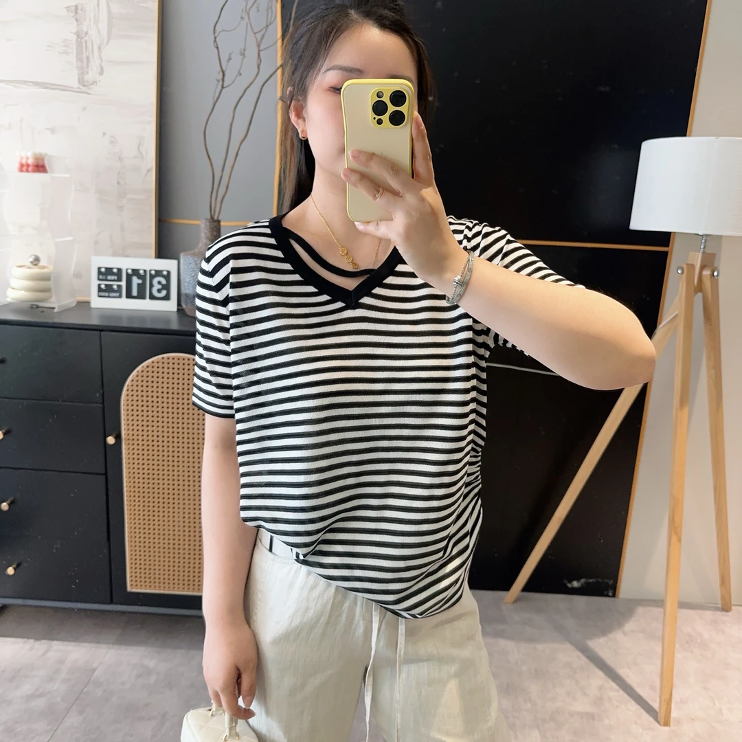 【欧加恋恋】2025夏季新款V领薄款宽松显瘦百搭短袖T恤 D25041106