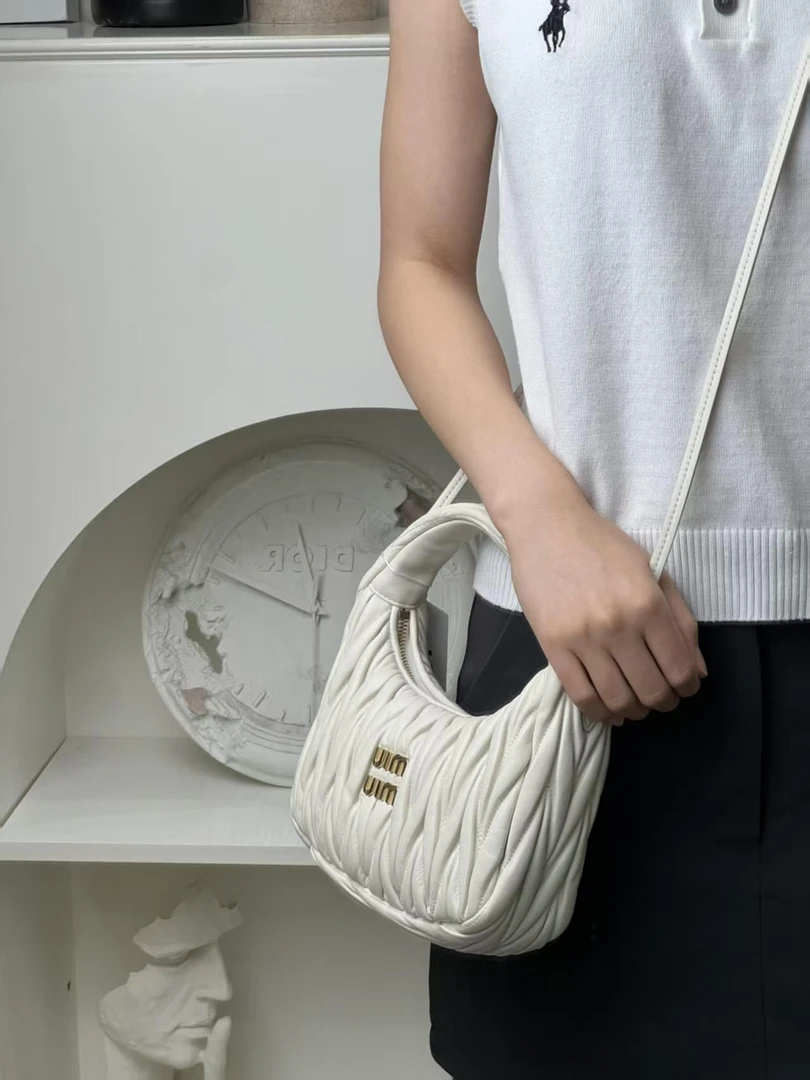95新 MIU MIU/缪缪 miumiu hobo 小号腋下白金包/优品