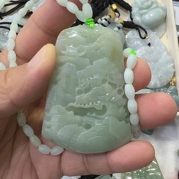翡翠未镶嵌颈饰山水牌