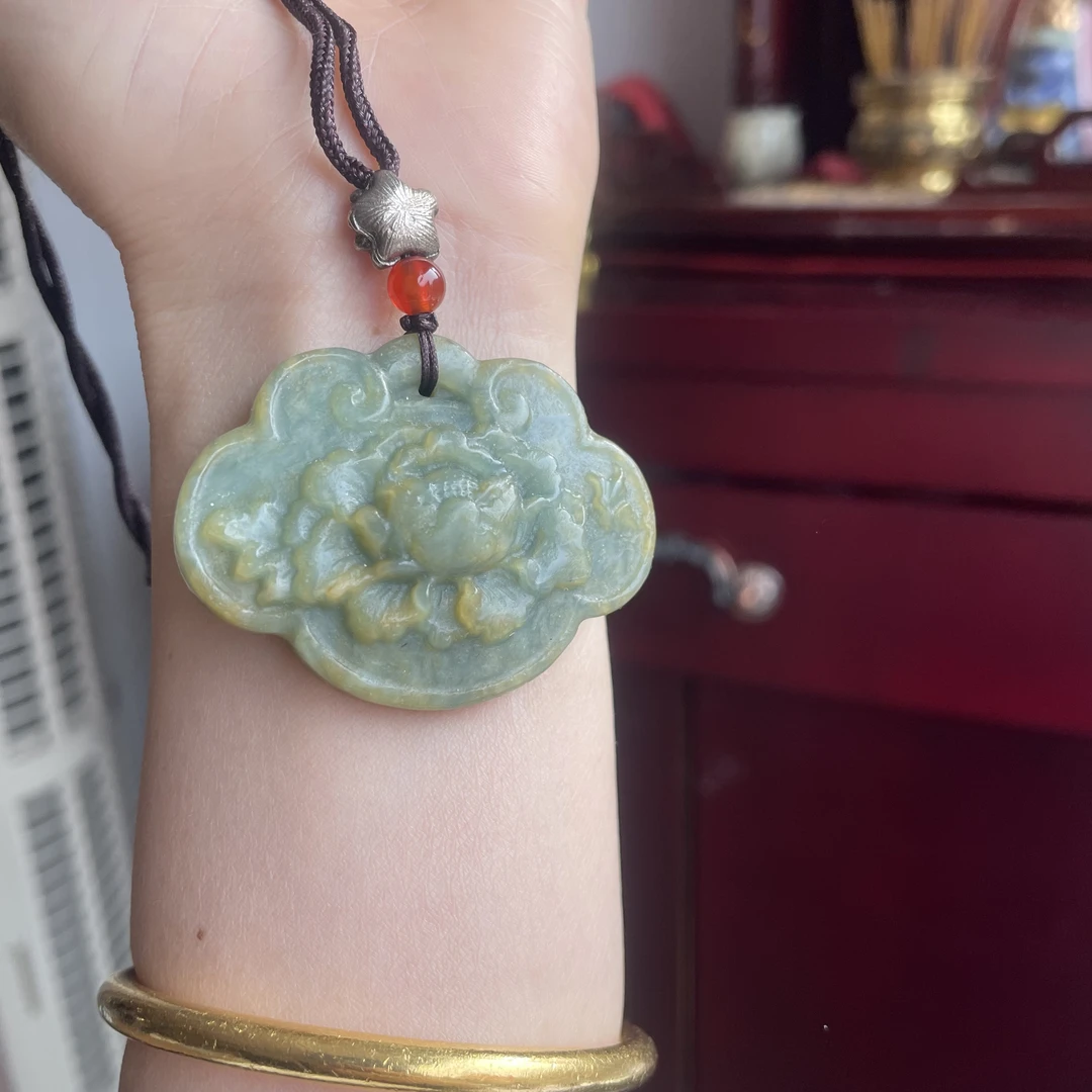 岫玉牡丹花锁吊坠项链