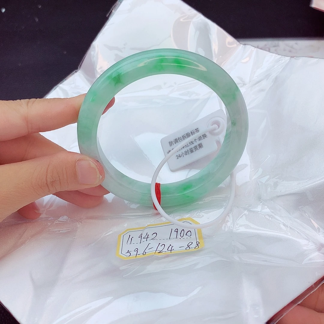 翡翠手镯未镶嵌翡翠