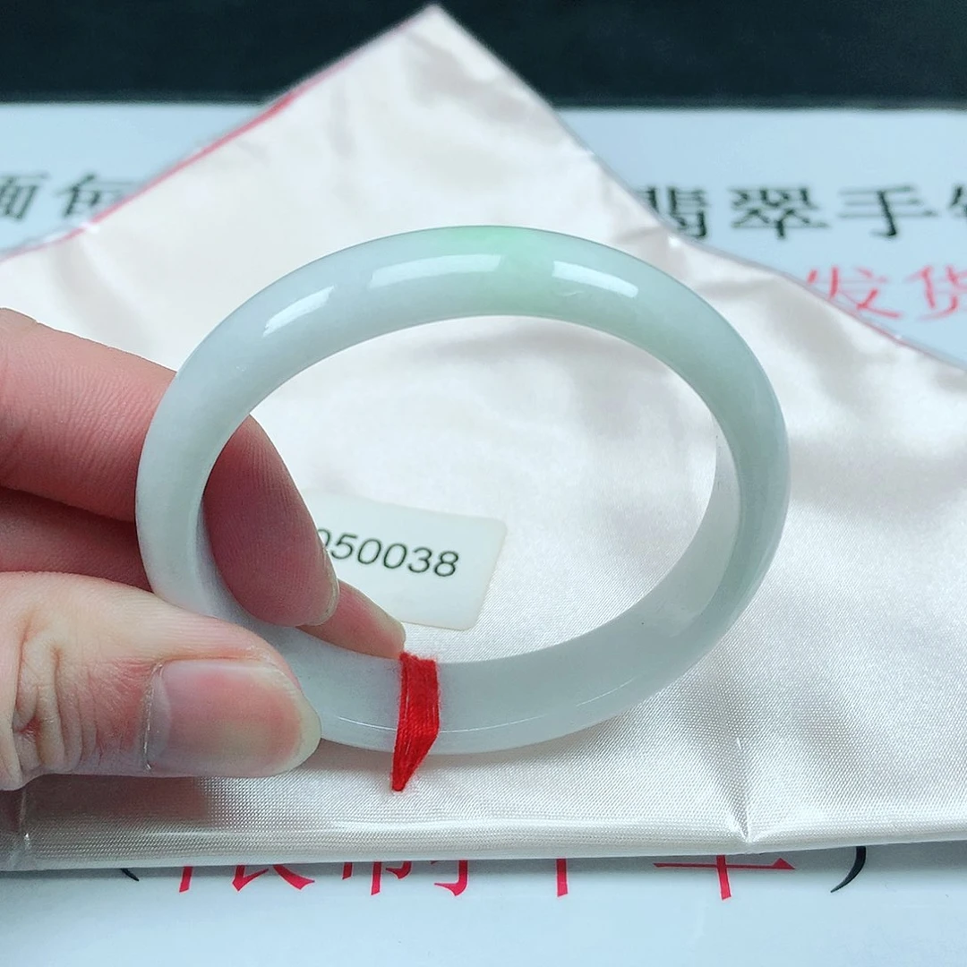 翡翠手镯未镶嵌圈54贵