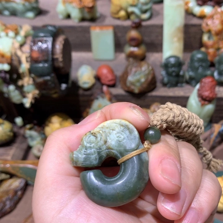 未镶嵌岫岩河磨玉（透闪石质玉）挂件