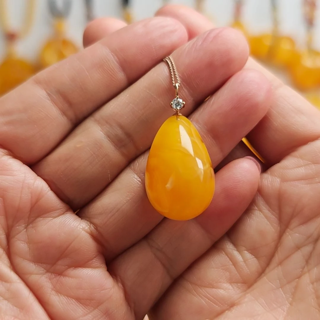 蜜蜡吊坠(赠链)18K金镶嵌