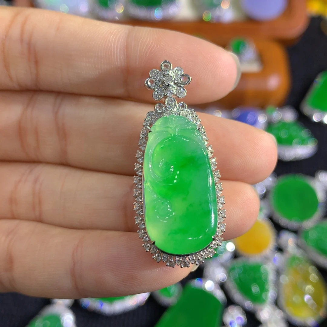 翡翠18K金镶嵌颈饰