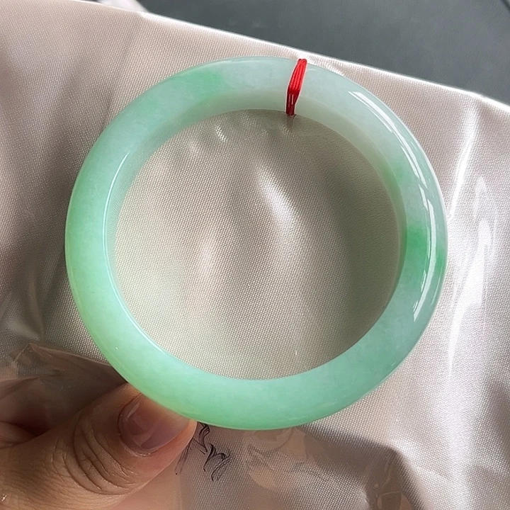 翡翠未镶嵌手镯57.5。