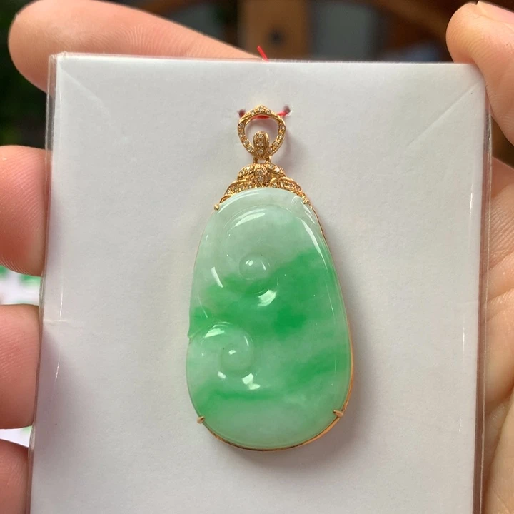 翡翠18K金镶嵌颈饰翡翠吊坠