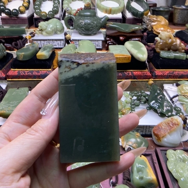 未镶嵌岫岩河磨玉（透闪石质玉）把件