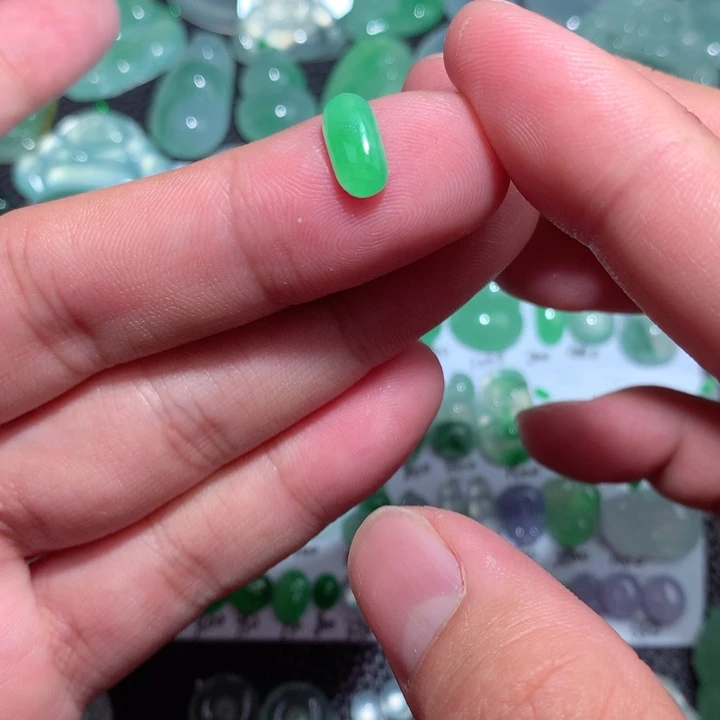 翡翠颈饰未镶嵌马鞍