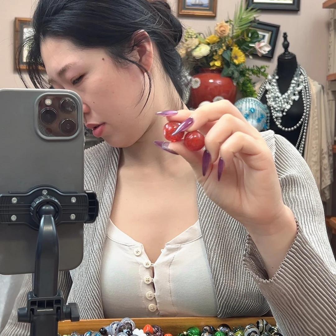 沈***浪玻璃颈饰编号205耳钩