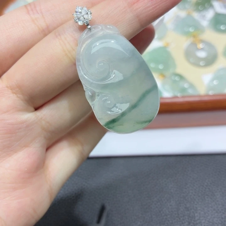 颈饰18K金镶嵌翡翠