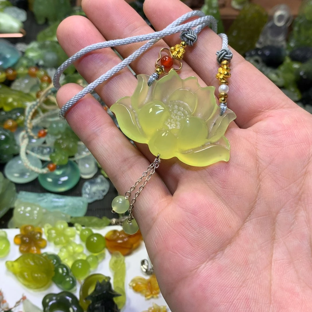 未镶嵌岫玉颈饰莲花