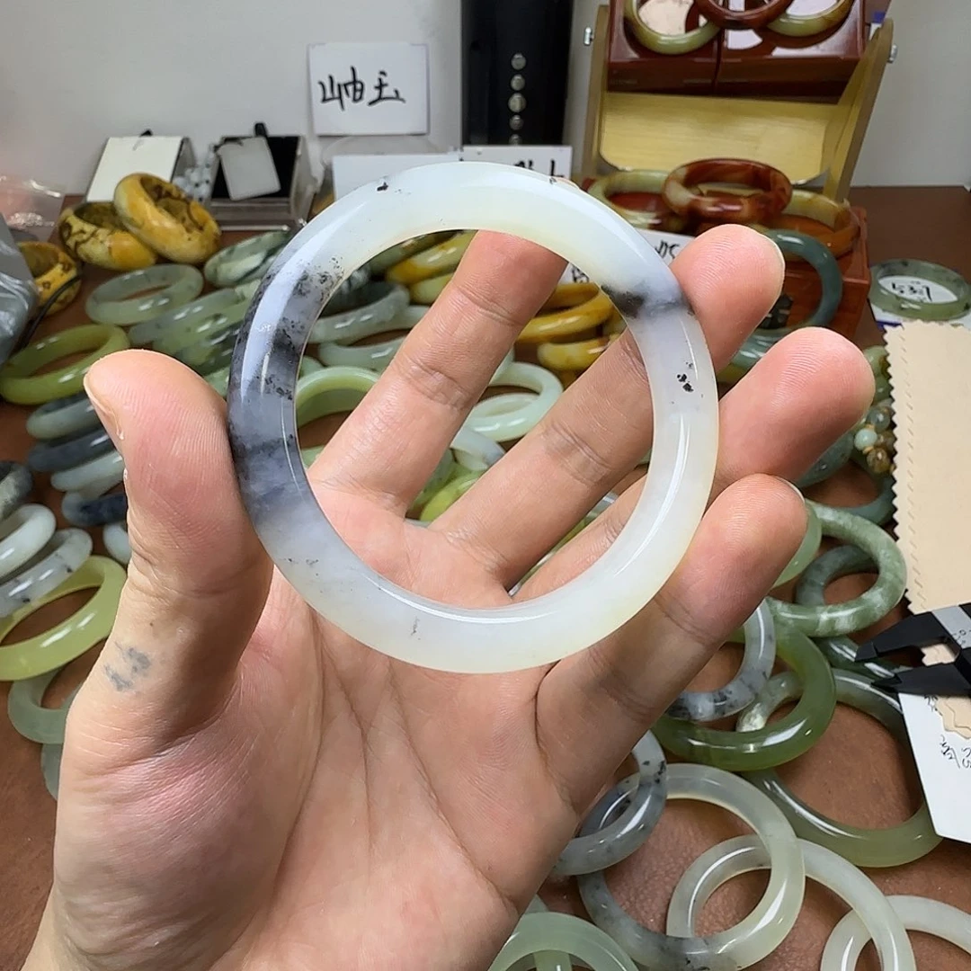 一***光蛇纹石玉未镶嵌手镯